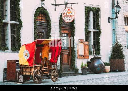 Tallinn, Estland. Traditioneller Alteuropäischer Mittelalterwagen In Der Old Street. Stockfoto