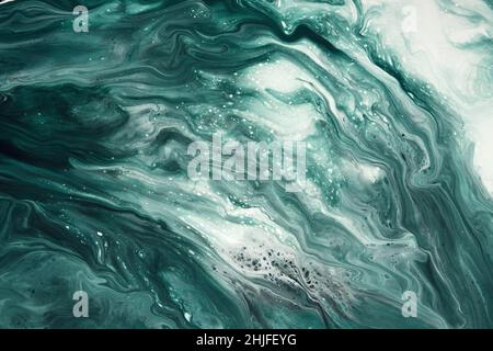 Flüssige Kunst. Flüssige smaragdgrüne abstrakte Tropfen und Wellen. Hintergrund oder Textur mit Marmoreffekt. Stockfoto