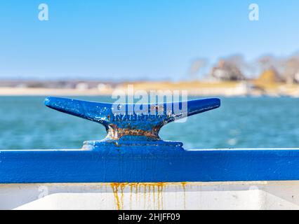 Stillleben eines blau getragenen Stenblattes auf einer Fähre Stockfoto