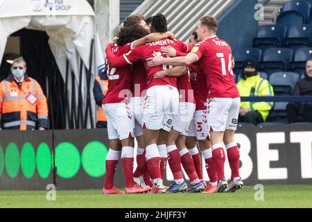 Preston, Großbritannien. 29th Januar 2022. Chris Martin #9 von Bristol City feiert sein Tor mit Teamkollegen in Preston, Großbritannien am 1/29/2022. (Foto von Mike Morese/News Images/Sipa USA) Quelle: SIPA USA/Alamy Live News Stockfoto