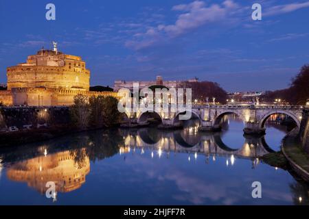 Nacht über dem Tiber, der Engelsburg und der Engelsburg der Vatikanstadt, in Rom, Italien, Europa. Stockfoto