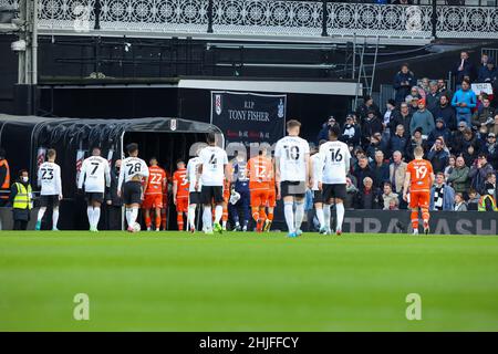 Craven Cottage, Fulham, London, Großbritannien. 29th Januar 2022. EFL Championship Football, Fulham gegen Blackpool; die Spieler kehren aufgrund eines medizinischen Notfalls in der Tribüne innerhalb von 19th Minuten in die Umkleidekabinen zurück. Kredit: Aktion Plus Sport/Alamy Live Nachrichten Stockfoto