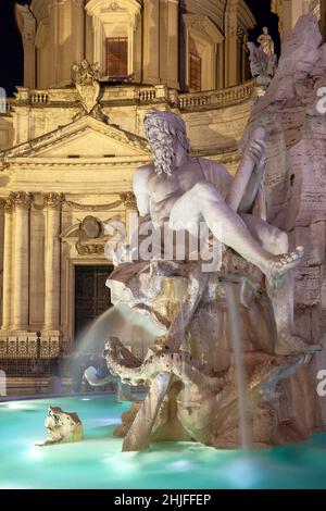 Berühmte Piazza Navona, einer der schönsten öffentlichen Plätze in Rom, Italien. Dies ist die Statue des god River Ganges, des Brunnens der vier Flüsse Stockfoto