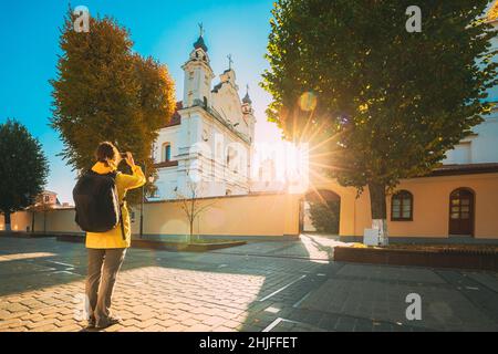 Pinsk, Gebiet Brest, Weißrussland. Junge Frau Tourist Lady Foto Machen Bilder In Der Nähe Der Kathedrale Des Namens Der Seligen Jungfrau Maria. Berühmte Historische Stadt Stockfoto