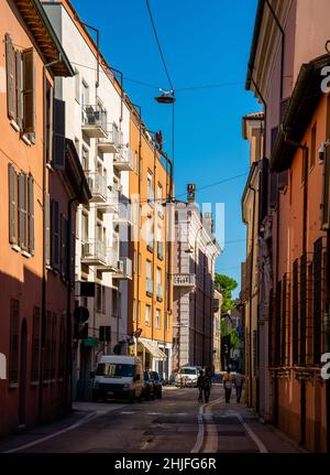 Straßenszene im alten Zentrum von Ravenna, Italien Stockfoto