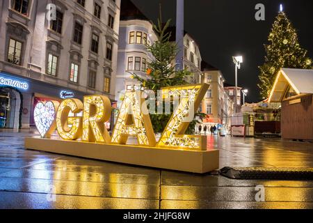 Graz, Österreich-02. Dezember 2021: Wunderschöne Weihnachtsdekorationen am berühmten Hauptplatz, nachts, im Stadtzentrum von Graz, Österreich Stockfoto