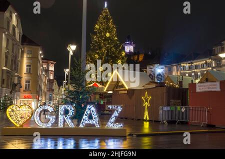 Graz, Österreich-02. Dezember 2021: Wunderschöne Weihnachtsdekorationen am berühmten Hauptplatz, nachts, im Stadtzentrum von Graz, Österreich Stockfoto