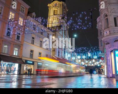 Graz, Österreich-02. Dezember 2021: Wunderschöne Weihnachtsdekorationen und Lichter an der berühmten Herrengasse, nachts, im Stadtzentrum von Graz Stockfoto