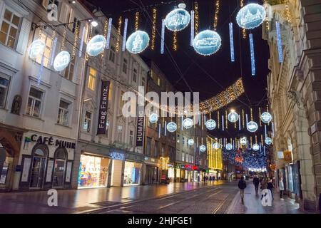 Graz, Österreich-02. Dezember 2021: Wunderschöne Weihnachtsdekorationen und Lichter an der berühmten Herrengasse, nachts, im Stadtzentrum von Graz Stockfoto