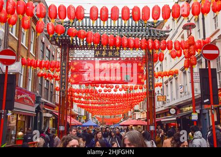 London, Großbritannien 29th. Januar 2022. Neue rote Laternen und Schilder für ein glückliches neues Jahr schmücken Chinatown vor dem Mondneujahr/Chinesisches Neujahr. Dieses Jahr ist das Jahr des Tigers. Kredit: Vuk Valcic / Alamy Live Nachrichten Stockfoto