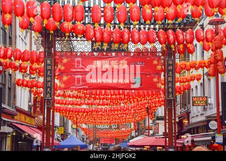 London, Großbritannien 29th. Januar 2022. Neue rote Laternen und Schilder für ein glückliches neues Jahr schmücken Chinatown vor dem Mondneujahr/Chinesisches Neujahr. Dieses Jahr ist das Jahr des Tigers. Kredit: Vuk Valcic / Alamy Live Nachrichten Stockfoto