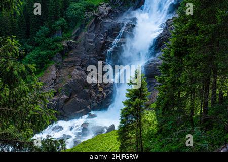 Die Krimmler Wasserfälle sind die fünfthöchsten Wasserfälle der Welt, die sich an der Schnittstelle der Hohen Tauern und der Zillertaler Alpen in der Hohen befinden Stockfoto