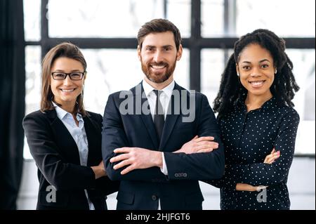 Portrait der Gruppe erfolgreicher multirassischer Geschäftspartner, kreatives Geschäftsteam, Unternehmensmitarbeiter in einem modernen Büro, in formeller Kleidung gekleidet, Blick auf die Kamera, mit gekreuzten Armen, Lächeln Stockfoto