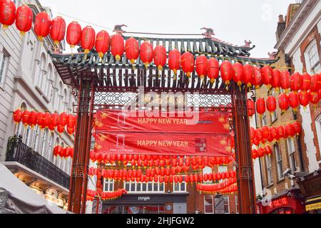 London, Großbritannien 29th. Januar 2022. Neue rote Laternen und Schilder für ein glückliches neues Jahr schmücken Chinatown vor dem Mondneujahr/Chinesisches Neujahr. Dieses Jahr ist das Jahr des Tigers. Kredit: Vuk Valcic / Alamy Live Nachrichten Stockfoto