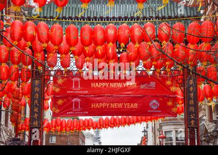 London, Großbritannien 29th. Januar 2022. Neue rote Laternen und Schilder für ein glückliches neues Jahr schmücken Chinatown vor dem Mondneujahr/Chinesisches Neujahr. Dieses Jahr ist das Jahr des Tigers. Kredit: Vuk Valcic / Alamy Live Nachrichten Stockfoto