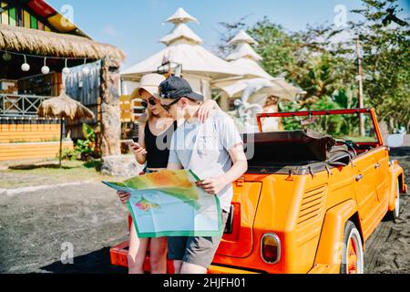 Koppeln Sie während der Reise mit dem Smartphone, das Karten teilt Stockfoto