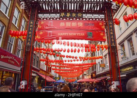 London, Großbritannien 29th. Januar 2022. Neue rote Laternen und Schilder für ein glückliches neues Jahr schmücken Chinatown vor dem Mondneujahr/Chinesisches Neujahr. Dieses Jahr ist das Jahr des Tigers. Kredit: Vuk Valcic / Alamy Live Nachrichten Stockfoto