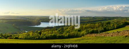 Sonnige Fernpanorama am Abend (bewaldete Berghänge, Trockensteinmauer, ruhiges Wasser des Stausees von Swinsty - Washburn Valley, Yorkshire, England, Großbritannien. Stockfoto