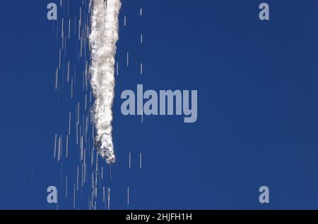 Garmisch Partenkirchen, Deutschland. 29th Januar 2022. Ein Eiszapfen, der von einem Dach hängt, taugt im Sonnenschein auf. Quelle: Karl-Josef Hildenbrand/dpa/Alamy Live News Stockfoto