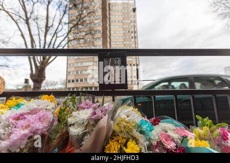 Southend on Sea, Großbritannien. 29th Januar 2022. Blumen, Ehrungen und Kondolenzbotschaften auf dem Victoria Plaza zum Gedenken an den 18-jährigen Kacper Ksiazek, der am Mittwochabend von einem Parkplatz im Stadtzentrum umgekommen ist. Penelope Barritt/Alamy Live News Stockfoto