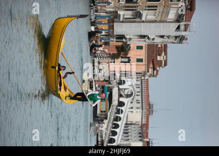 Ein Mann beim Rudern seiner Regatta-Gondel Stockfoto