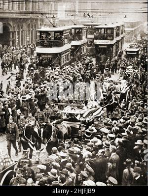 Ein Vintage-Foto eines amerikanischen Militärbegräbnisses in Belast, Irland. Am 11. Oktober 1918 fand in Belfast ein öffentliches Begräbnis für zwölf amerikanische Soldaten statt, die Opfer der Katastrophe von Otranto waren - und Männer, die an einer Lungenentzündung starben, nachdem sie in Irland von einem Truppenschiff aus gelandet waren. Der marsch durch die Stadt, von der Victoria-Kaserne zum Stadtfriedhof. Überall waren die Straßen voller Menschen, die sich versammelt hatten, um den verehrten Toten Tribut zu zollen. Die Särge wurden auf offenen Leichenwagen getragen, zwei auf jeder Beförderung, mit einer Ehrenwache, bestehend aus britischen Soldaten, die neben den Särgen marschierten, Stockfoto