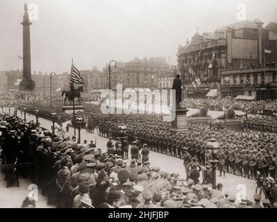 Ein Vintage-Foto von amerikanischen Truppen, das von den Stufen der St. George's Hall aufgenommen wurde. Alle Gebäude im Hintergrund sind nun verschwunden. Das große Gebäude rechts neben dem Bild ist das Empire Theatre - ein neues Theater (noch immer Empire Theatre genannt) steht jetzt an diesem Ort. Die kleineren Gebäude auf der linken Seite befanden sich in einer Straße namens Commutation Row. Die Statue der stehenden Figur wurde entfernt und durch ein Kriegsdenkmal für den gefallenen Soldaten von Liverpool ersetzt. 1917 Stockfoto