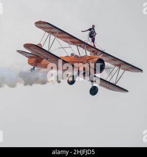 AeroSuperBatics Wingwalkers zeigt Team auf der Duxford Airshow 2021 Stockfoto