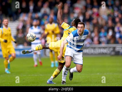 Lee Wallace von den Queens Park Rangers (rechts) und Andy Yiadom von Reading kämpfen während des Sky Bet Championship-Spiels im Kiyan Prince Foundation Stadium, London, um den Ball. Bilddatum: Samstag, 29. Januar 2022. Stockfoto