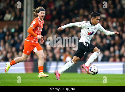 Fulhams Fabio Carvalho (rechts) kommt dem Blackpool-Spieler Josh Bowler während des Sky Bet Championship-Spiels im Craven Cottage, London, aus dem Weg. Bilddatum: Samstag, 29. Januar 2022. Stockfoto