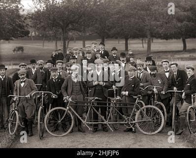 Ein Vintage-Gruppenfoto des Waterford Bicycle Club, Irland, 1897. Stockfoto