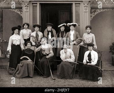 Ein altes Gruppenfoto von Damen in einem unbekannten irischen Team von Hockeyspielern. Aufgenommen 1904. Stockfoto