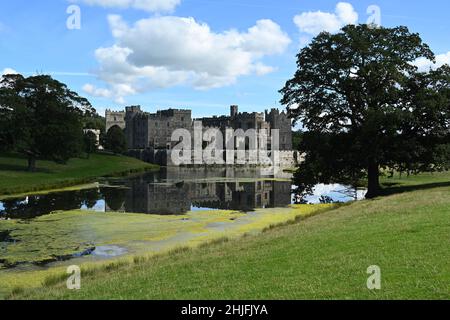 Raby Castle Reflexionen im See Stockfoto