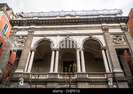 Kirche Santa Maria della Sapienza aus dem 15th. Jahrhundert in der Constantinopoli-Straße in Neapel, Italien Stockfoto