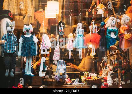 Puppen Im Shop Diplay. Stoffpuppen Sind Beliebte Souvenirs. Stockfoto