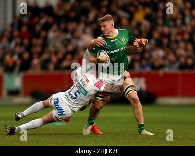 Der Londoner Irish Tom Pearson wurde von Exeter Chiefs Stuart Hogg (links) während des Spiels der Gallagher Premiership im Brentford Community Stadium, London, angegangen. Bilddatum: Samstag, 29. Januar 2022. Stockfoto