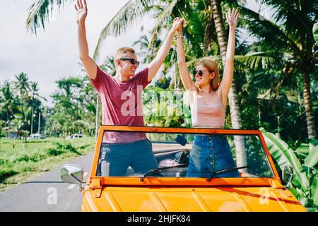 Männliche und weibliche Reisende in tropischen Ländern im Auto Stockfoto