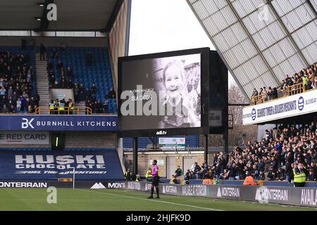 London, Großbritannien. 29th Januar 2022. Die Anzeigetafel zollt dem West Ham Fan Isla Caton Tribut.EFL Skybet Championship Match, Millwall gegen West Bromwich Albion am Samstag, 29th. Januar 2022, im The Den in London. Dieses Bild darf nur für redaktionelle Zwecke verwendet werden. Nur zur redaktionellen Verwendung, Lizenz für kommerzielle Nutzung erforderlich. Keine Verwendung bei Wetten, Spielen oder Veröffentlichungen in einem Club/einer Liga/einem Spieler. PIC von Steffan Bowen/Andrew Orchard Sports Photography/Alamy Live News Credit: Andrew Orchard Sports Photography/Alamy Live News Stockfoto