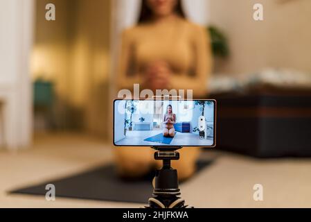 Fitness gesunder Lebensstil Yoga-Trainer Trainer Vlogger Aufnahme eines Videos Stockfoto