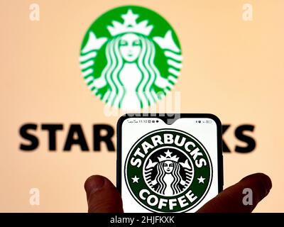 29. Januar 2022, Ukraine: Auf dieser Fotolabbildung wird das Starbucks Kaffee-Logo auf einem Smartphone-Bildschirm mit dem Starbucks Corporation-Logo im Hintergrund angezeigt. (Bild: © Igor Golovniov/SOPA Images via ZUMA Press Wire) Stockfoto