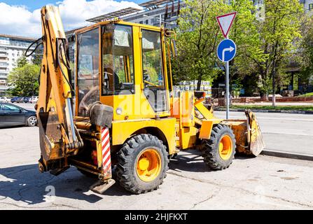 Samara, Russland - 13. Mai 2017: Tracror-Lader auf dem Bau einer neuen Straße. Industrie der Reparatur von Straßenarbeiten. Straßenbaumaschinen Stockfoto