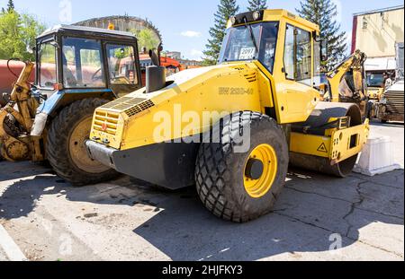 Samara, Russland - 13. Mai 2017: BOMAG Eintrommelwalze BW 213 D-40 für Bodenverdichtung Stockfoto