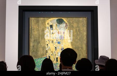 Touristen, die den Kuss betrachten von Gustav Klimt, Wien, Österreich Stockfoto