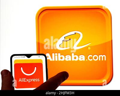 In dieser Abbildung ist das AliExpress-Logo auf einem Smartphone-Bildschirm mit dem Alibaba Group-Logo im Hintergrund zu sehen. (Foto von Igor Golovniov / SOPA Images/Sipa USA) Stockfoto