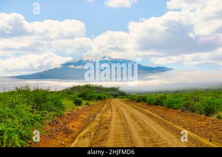 Bilder vom schneebedeckten Kilimandscharo in Kenia Stockfoto