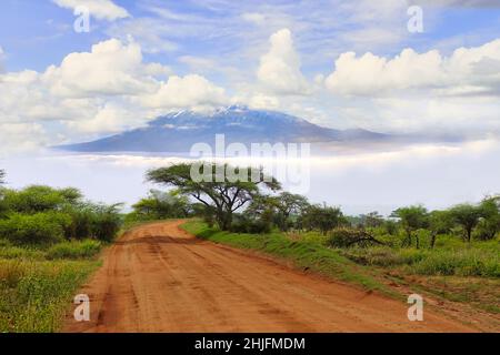 Bilder vom schneebedeckten Kilimandscharo in Kenia Stockfoto