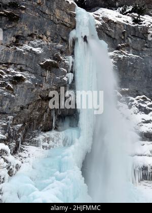 Der Wasserfall Comelle in der Wintersaison. Eiswasserfall mit Wasserdurchfluss. Das Garés-Tal. Die Dolomiten. Italienische Alpen. Europa. Stockfoto