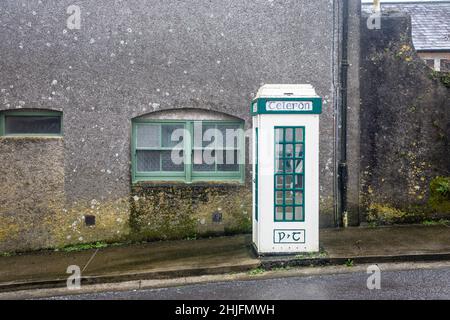 Castletownshend, Cork, Irland. 29th. Januar 2022. Im Küstendorf Castletownshend, Co. Cork, Irland, ist eine alte Post- und Telegraph-Münzbox noch in Betrieb. - Credit; David Creedon / Alamy Live News Stockfoto