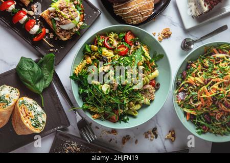 Vielfalt an veganen und gesunden Gerichten. Draufsicht Stockfoto