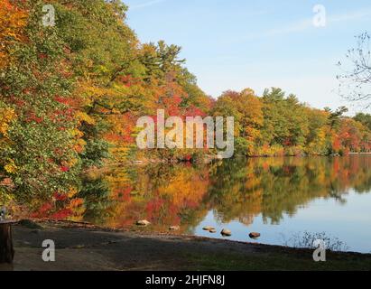 Hessischer See am Bear Mountain New York im Herbst mit bunten Bäumen und einer Bootsanlegestelle, Stockfoto